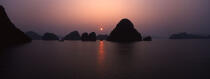 Coucher de soleil sur la Baie d' Along au Vietnam. © Philip Plisson / Plisson La Trinité / AA12117 - Nos reportages photos - Crépuscule