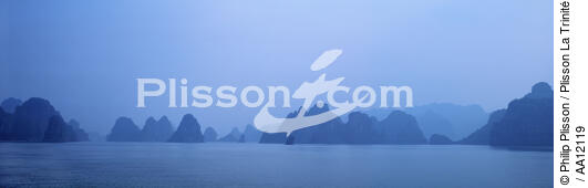 La Baie d' Along dans la brume. - © Philip Plisson / Plisson La Trinité / AA12119 - Nos reportages photos - Site [Vietnam]