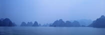 La Baie d' Along dans la brume. © Philip Plisson / Plisson La Trinité / AA12119 - Nos reportages photos - La Baie d'Along, Vietnam