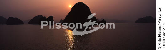 Coucher de soleil sur la Baie d' Along au Vietnam. - © Philip Plisson / Plisson La Trinité / AA12122 - Nos reportages photos - Site [Vietnam]