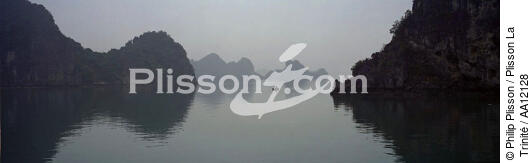 The Along Bay in the fog. - © Philip Plisson / Plisson La Trinité / AA12128 - Photo Galleries - Along Bay, Vietnam
