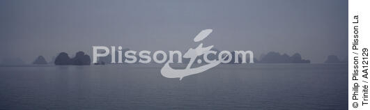 La Baie d'Along dans la brume. - © Philip Plisson / Plisson La Trinité / AA12129 - Nos reportages photos - Ciel