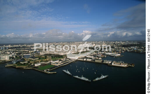 Le port de Brest. - © Philip Plisson / Plisson La Trinité / AA12140 - Nos reportages photos - Ville