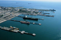 Le port de commerce de Fos sur Mer. © Philip Plisson / Plisson La Trinité / AA12149 - Nos reportages photos - Cargo