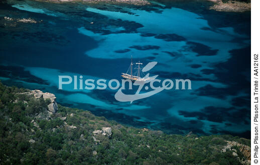 Mooring in Corsica. - © Philip Plisson / Plisson La Trinité / AA12162 - Photo Galleries - Tall ships