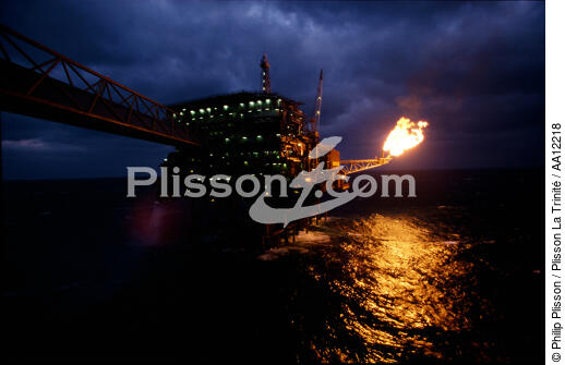 La plateforme de Claymore en mer du nord. - © Philip Plisson / Plisson La Trinité / AA12218 - Photo Galleries - Oil industry