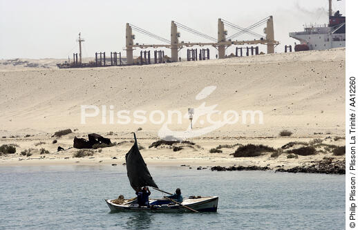 Canal de Suez, Egypte. - © Philip Plisson / Plisson La Trinité / AA12260 - Nos reportages photos - Pétrolier