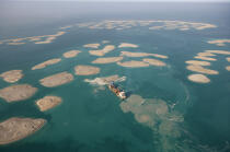 Construction d'une île artificiel devant Dubaï : The World. © Philip Plisson / Plisson La Trinité / AA12284 - Nos reportages photos - Barge