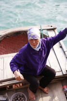 Woman in a boat. © Philip Plisson / Plisson La Trinité / AA12294 - Photo Galleries - Along Bay, Vietnam