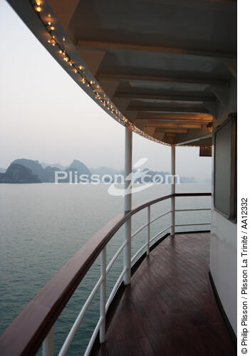 The Emeraude in Along bay. - © Philip Plisson / Plisson La Trinité / AA12332 - Photo Galleries - Along Bay, Vietnam