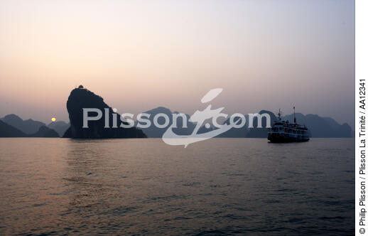 Sunset in Along Bay. - © Philip Plisson / Plisson La Trinité / AA12341 - Photo Galleries - Vietnam