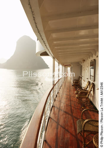 The Emeraude in Along Bay. - © Philip Plisson / Plisson La Trinité / AA12346 - Photo Galleries - Steamer