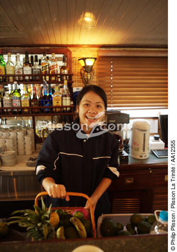 One crew-member in the restaurant of the Emeraude. - © Philip Plisson / Plisson La Trinité / AA12355 - Photo Galleries - Steamer