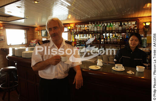 Le capitaine de l'Emeraude. - © Philip Plisson / Plisson La Trinité / AA12356 - Nos reportages photos - Restaurant