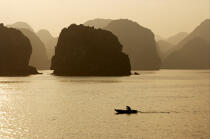 Coucher de soleil dans la Baie d'Along. © Philip Plisson / Plisson La Trinité / AA12387 - Nos reportages photos - Vietnam