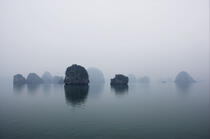 La Baie d'Along dans la brume. © Philip Plisson / Plisson La Trinité / AA12407 - Nos reportages photos - La Baie d'Along, Vietnam