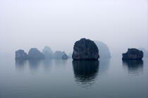 La Baie d'Along dans la brume. © Philip Plisson / Plisson La Trinité / AA12408 - Nos reportages photos - La Baie d'Along, Vietnam