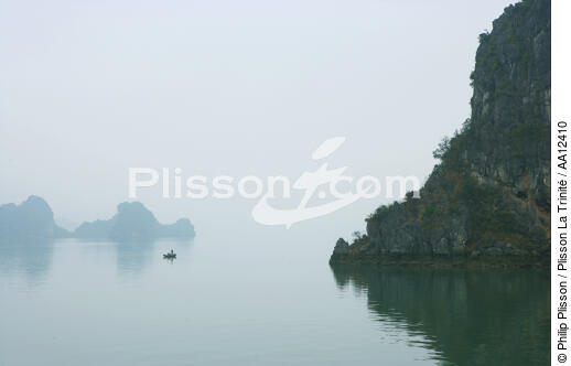 La Baie d'Along dans la brume. - © Philip Plisson / Plisson La Trinité / AA12410 - Nos reportages photos - La Baie d'Along, Vietnam