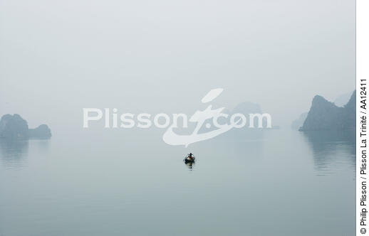 Une barque dans la brume de la baie d'Along - © Philip Plisson / Plisson La Trinité / AA12411 - Nos reportages photos - Site [Vietnam]