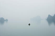 Une barque dans la brume de la baie d'Along © Philip Plisson / Plisson La Trinité / AA12411 - Nos reportages photos - Site [Vietnam]