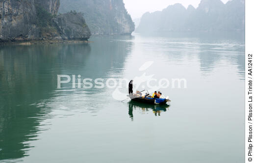 Une barque dans la brume de la baie d'Along - © Philip Plisson / Plisson La Trinité / AA12412 - Nos reportages photos - La Baie d'Along, Vietnam