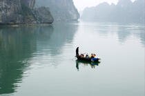 Une barque dans la brume de la baie d'Along © Philip Plisson / Plisson La Trinité / AA12412 - Nos reportages photos - La Baie d'Along, Vietnam