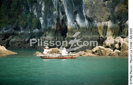Rowing boat in Along Bay. - © Philip Plisson / Plisson La Trinité / AA12420 - Photo Galleries - Along Bay, Vietnam