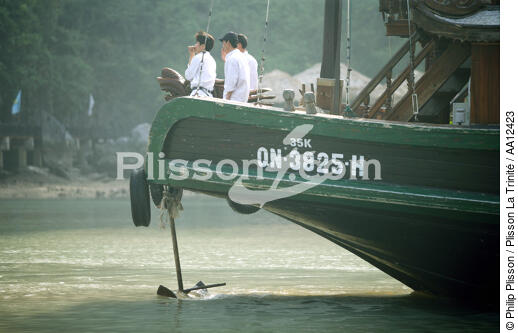 Trois marins sur le pont d'une jonque à Along. - © Philip Plisson / Plisson La Trinité / AA12423 - Nos reportages photos - Pont [d'un bateau]