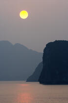 Coucher de soleil dans la baie d'Along © Philip Plisson / Plisson La Trinité / AA12433 - Nos reportages photos - La Baie d'Along, Vietnam