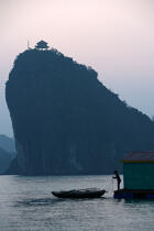 Amarrage d'une barque dans la baie d'Along © Philip Plisson / Plisson La Trinité / AA12434 - Nos reportages photos - La Baie d'Along, Vietnam