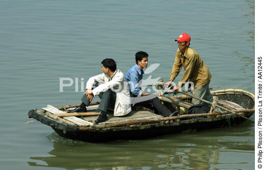 Trois hommes dans un barque dans le port d'Along. - © Philip Plisson / Plisson La Trinité / AA12445 - Nos reportages photos - Along