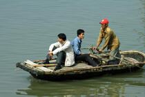 Trois hommes dans un barque dans le port d'Along. © Philip Plisson / Plisson La Trinité / AA12445 - Nos reportages photos - Vietnam