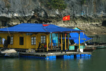 Habitation dans la baie d'Along. © Philip Plisson / Plisson La Trinité / AA12450 - Nos reportages photos - La Baie d'Along, Vietnam