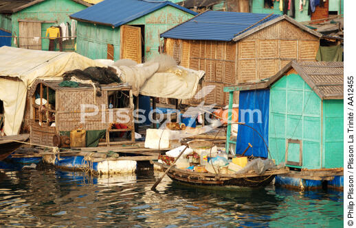 Village of fishermen in Along Bay. - © Philip Plisson / Plisson La Trinité / AA12455 - Photo Galleries - Floating house