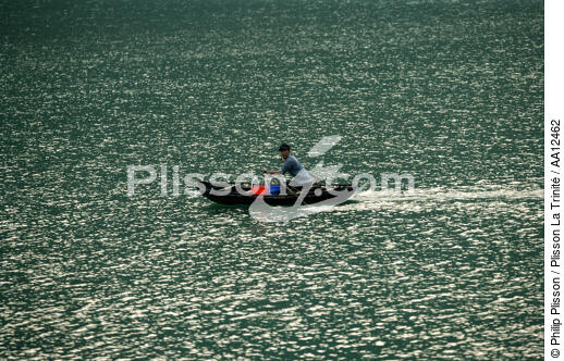 Barque dans la baie d'Along. - © Philip Plisson / Plisson La Trinité / AA12462 - Nos reportages photos - La Baie d'Along, Vietnam