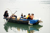 Une vieille femme et sa famille dans une barque dans la baie d'Along. © Philip Plisson / Plisson La Trinité / AA12463 - Nos reportages photos - La Baie d'Along, Vietnam