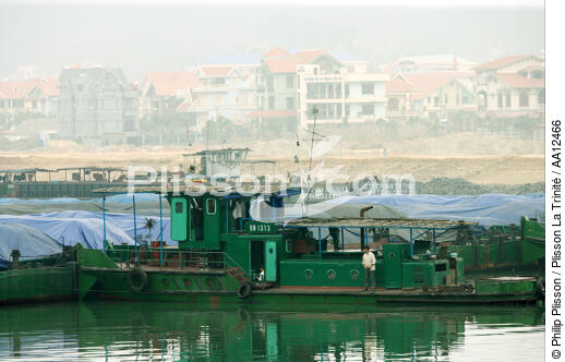 Barges dans le port d'Along. - © Philip Plisson / Plisson La Trinité / AA12466 - Nos reportages photos - Ville [Vietnam]
