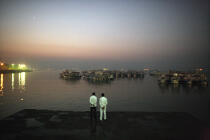 Sur le port de Bombay. © Philip Plisson / Plisson La Trinité / AA12495 - Nos reportages photos - Crépuscule