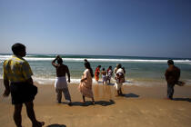 Offrandes sur la plage de Varkala. © Philip Plisson / Plisson La Trinité / AA12515 - Nos reportages photos - Kerala