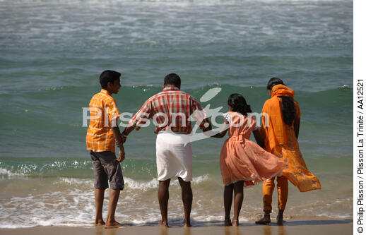 Offrandes sur la plage de Varkala. - © Philip Plisson / Plisson La Trinité / AA12521 - Nos reportages photos - Etats [Inde]