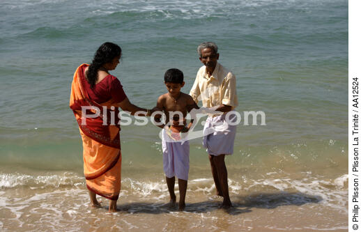 Offrande sur la plage de Varkala. - © Philip Plisson / Plisson La Trinité / AA12524 - Nos reportages photos - La petite pêche au Kerala, Inde du sud