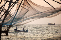 Chinese Nets in Cochin. © Philip Plisson / Plisson La Trinité / AA12535 - Photo Galleries - Chinese nets