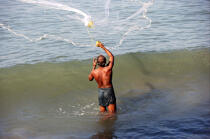 Pêcheur à Cochin. © Philip Plisson / Plisson La Trinité / AA12576 - Nos reportages photos - Kerala