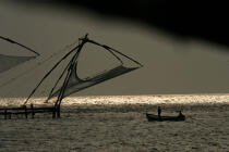Fishing in Cochin. © Philip Plisson / Plisson La Trinité / AA12602 - Photo Galleries - Chinese nets