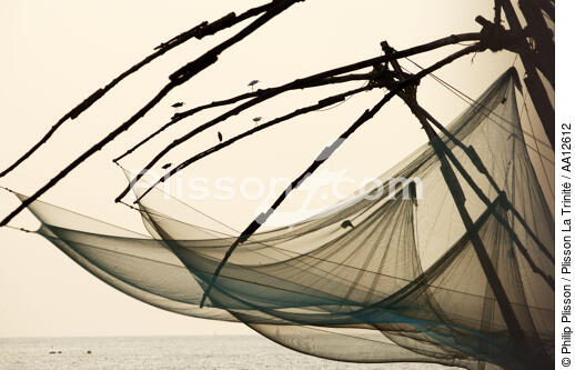 Chinese nets in front of Cochin. - © Philip Plisson / Plisson La Trinité / AA12612 - Photo Galleries - Inshore Fishing in Kerala, India