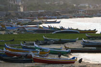 Bateaux sur la plage de Kollam. © Philip Plisson / Plisson La Trinité / AA12622 - Nos reportages photos - Inde