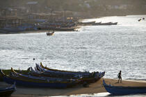 Bateaux sur la plage de Kollam. © Philip Plisson / Plisson La Trinité / AA12623 - Nos reportages photos - Inde
