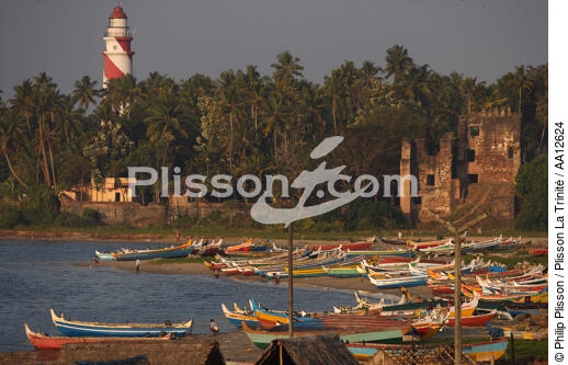 Bateaux sur la plage de Kollam. - © Philip Plisson / Plisson La Trinité / AA12624 - Nos reportages photos - La petite pêche au Kerala, Inde du sud