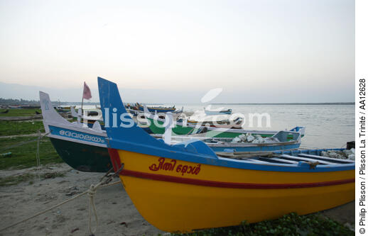 Bateaux sur la plage de Kollam. - © Philip Plisson / Plisson La Trinité / AA12628 - Nos reportages photos - Inde