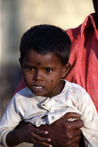 Enfant sur la plage de Kollam. © Philip Plisson / Plisson La Trinité / AA12632 - Nos reportages photos - Enfant
